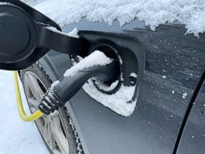 charging electric car in the winter